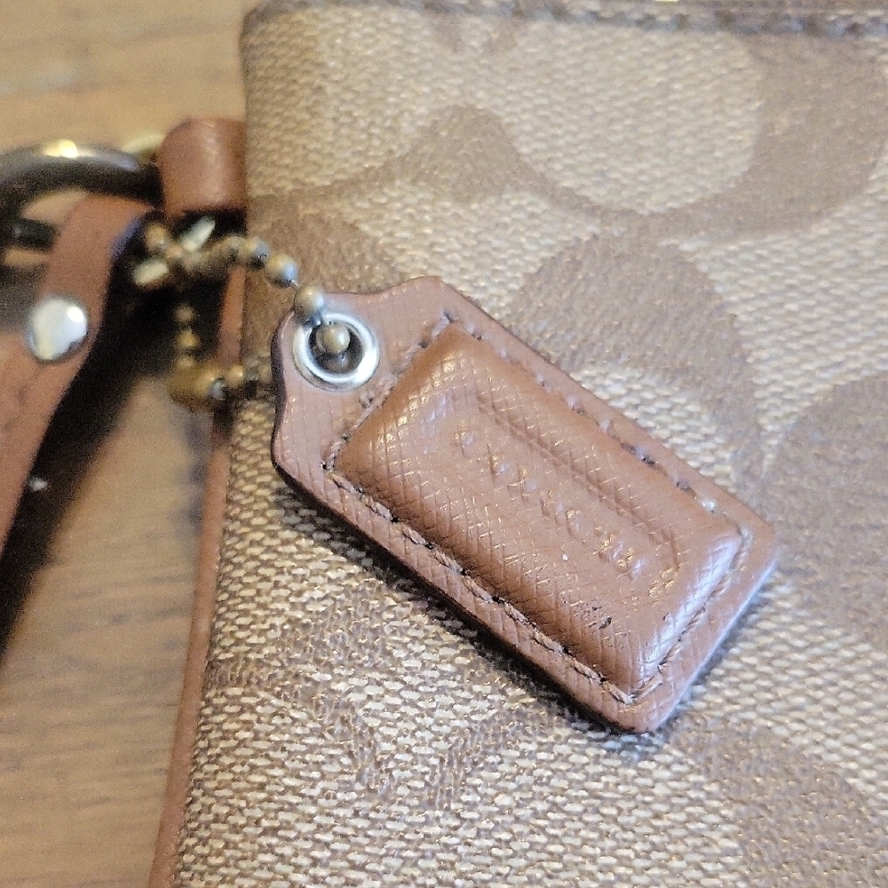 Coach Brown vinyl leather trim & Strap Signature Pattern Wristlet with hangtag - Picture 5 of 10